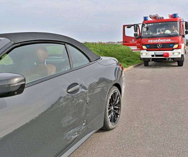 Der BMW streifte mit der Fahrerseite den Sattelzug, das Auto musste nach dem Unfall abgeschleppt werden.