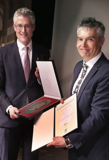 Gemeindetagspräsident Steffen Jäger (links) überreicht Steffen Bühler die Freiherr-vom-Stein-Medaille.