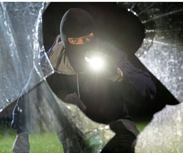 Die Einbrecher schlugen eine Scheibe ein und öffneten dann das Fenster. Screenreader