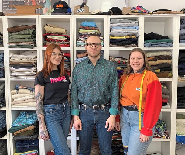 Christopher Herrmann zwischen den Schneiderinnen Carina Eichinger (rechts) und Sarah Rößner im Atelier von THXMATE in der Myliusstraße. Rechts der „Laufsteg“ auf dem Franck-Areal. Hier findet die Show am kommenden Freitag statt.