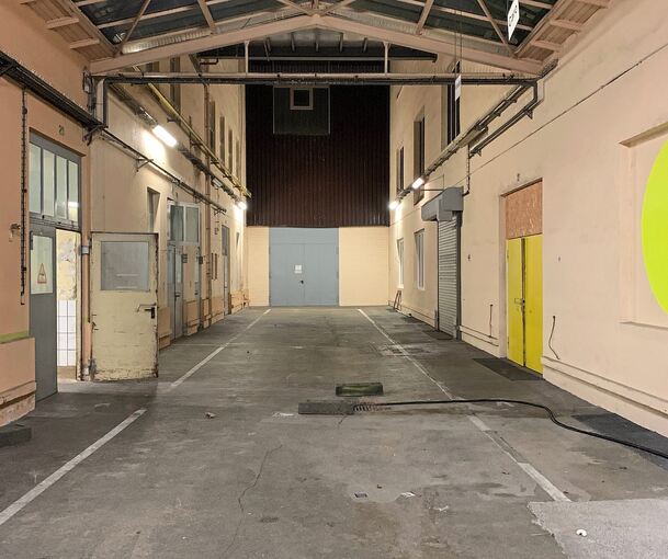 Christopher Herrmann zwischen den Schneiderinnen Carina Eichinger (rechts) und Sarah Rößner im Atelier von THXMATE in der Myliusstraße. Rechts der „Laufsteg“ auf dem Franck-Areal. Hier findet die Show am kommenden Freitag statt.