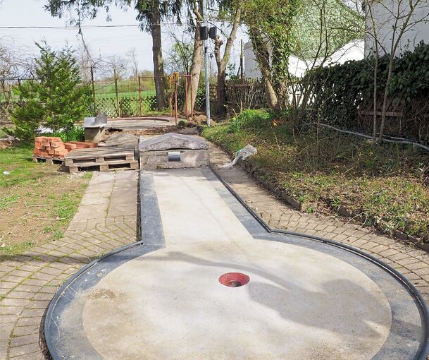 Auf der Minigolfanlage wird fleißig gearbeitet: Die Umrandungen der Bahnen werden frisch und zwar grau gestrichen, die Aufbauten saniert, die Grünanlagen in Form gebracht.