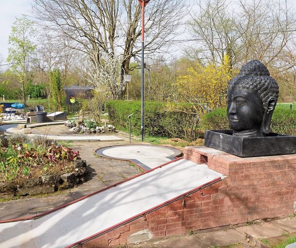 Auffallend sind die riesigen Buddhaköpfe.