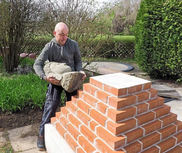 Bauleiter Mike Uhlenbroch packt ebenfalls mit an.