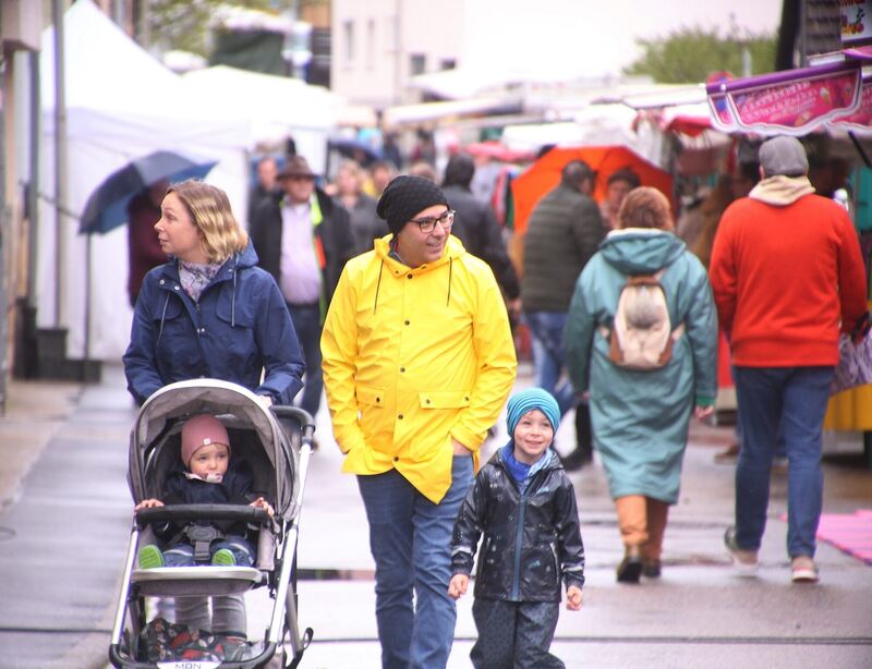 Regenschirme bestimmten das Bild beim Ostermontagsmarkt in Beilstein.