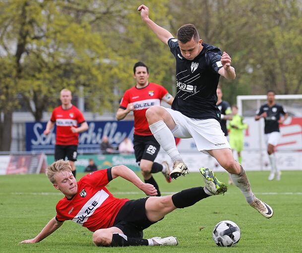 Der Freiberger 2:0-Torschütze Mike Feigenspan (oben) springt über das ausgestreckte Abwehrbein des Balingers Lukas Griebsch.