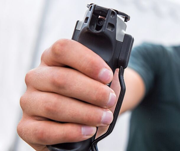 Plötzlich habe der Unbekannte das Pfefferspray gezogen und eingesetzt, so die Polizei.