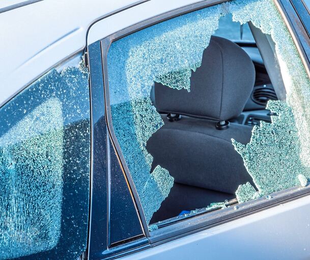 Ein unbekannter Täter schlug die Scheibe eines geparkten Autos ein..