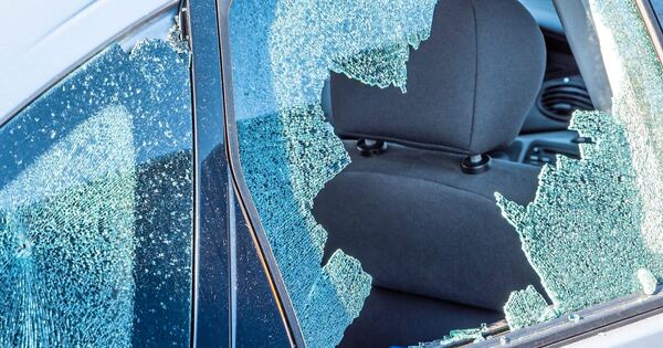 Pl-tzlich-fehlt-die-Handtasche-Unbekannter-bricht-Auto-in-Gro-bottwar-Winzerhausen-auf