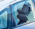 Ein unbekannter Täter schlug die Scheibe eines geparkten Autos ein..
