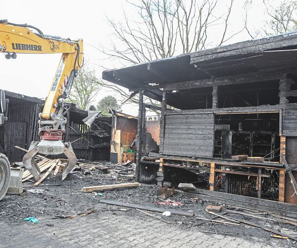 Die Abrissarbeiten am Hüttle der Fußballabteilung des GSV Pleidelsheim haben zehn Tage nach dem Brand begonnen.
