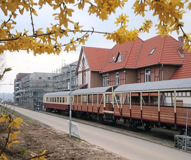 Die drei Waggons zwischen Bahnhof und Radweg werden in das gastronomische Angebot des Restaurants Steig 1903 eingebunden.