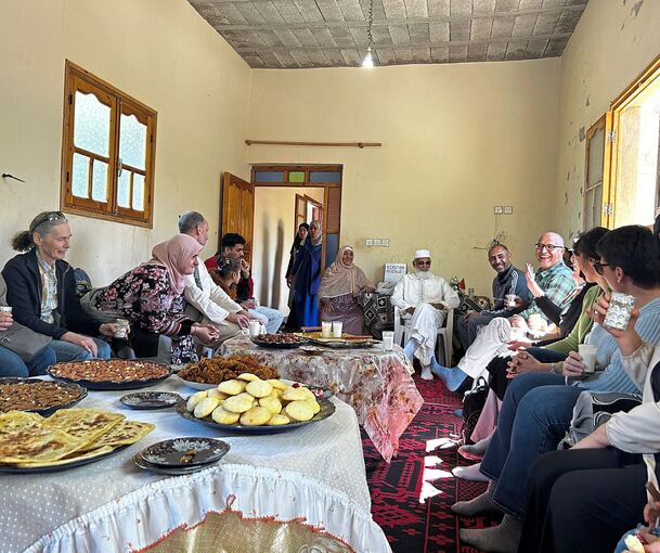 Die Kornwestheimer Reisegruppe wird beim Besuch einer marokkanischen Familie mit allerlei Köstlichkeiten bewirtet.