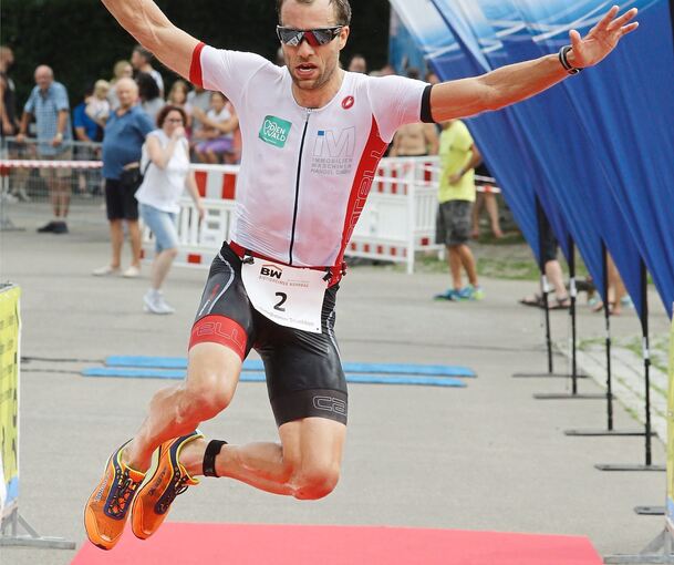 Erfolgreicher Triathlet: Tobias Gärttner bei seinem Sieg beim 3. Bietigheimer Triathlon im Jahr 2017.