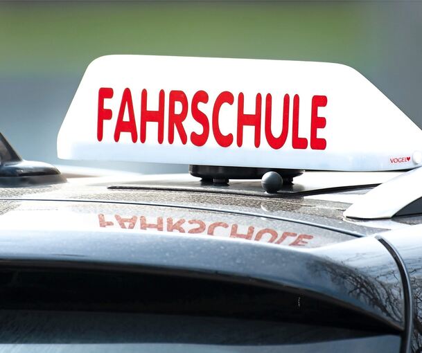 Der Unterricht in einer Fahrschule wird immer teurer. Dafür gibt es eine Reihe von Gründen.