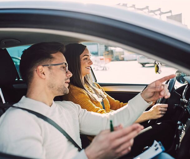 Eine Fahrschülerin im Praxisunterricht. Je nach Anzahl der Fahrstunden kann der Führerschein am Ende ziemlich teuer werden.