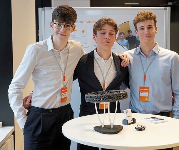Das „Blind Sonar"-Team mit ihrem Prototypen des von ihnen entwickelte Stirnbandes. (Von Links: Julian Schenker, Ferdinand Horn und Dominik Schuler).