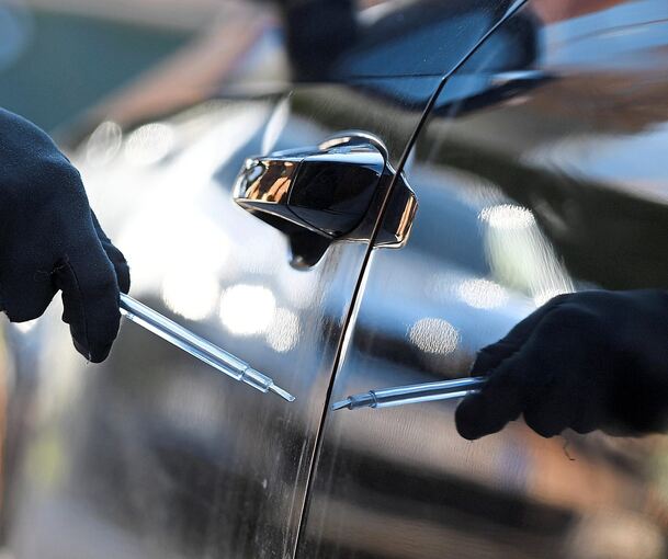 Vermutlich mit einem spitzen Gegenstand wurde die Beifahrerseite des Mercedes zerkratzt. Vermutlich mit einem spitzen Gegenstand wurde die Beifahrerseite des Mercedes zerkratzt.