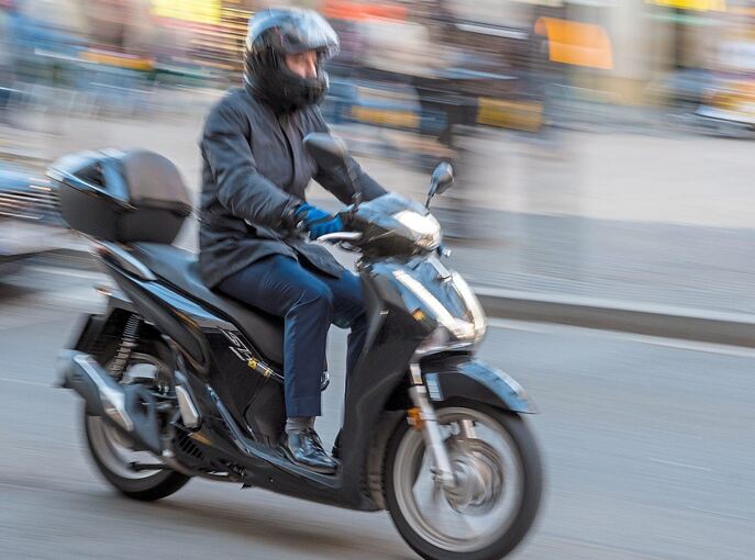 Als die Polizei den Roller wegen des Versicherungskennzeichens kontrollieren wollte, gab der Fahrer Gas.