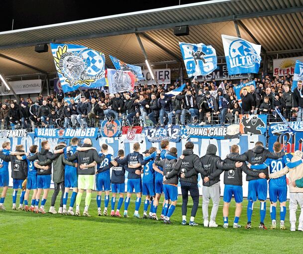 Kosten den Erfolg aus: Spieler und Fans der Kickers am späten Mittwochabend.