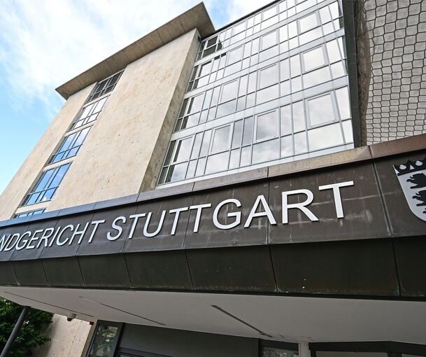 Vor dem Landgericht Stuttgart müssen sich zwei ehemalige Mitarbeiter einer Sicherheitsunternehmens verantworten.