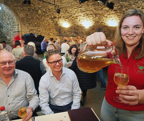 Weinprinzessin Anna-Maria Joos (rechts) schenkt auch dem neuen Besigheimer Bürgermeister Florian Bargmann (Mitte) einen Most ein.