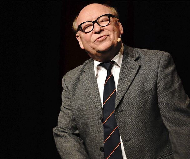 Spitzbübisch: Hans-Joachim Heist lässt Wirtschaftswunderzeit-Komiker Heinz Erhardt in der Marbacher Stadthalle lebendig werden.