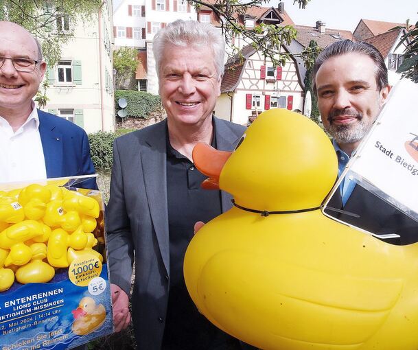Lions Club-Präsident Daniel Schaal (rechts) und Hans-Joachim Rost (links) überreichen Oberbürgermeister Jürgen Kessing die große Rennente der Stadt Bietigheim-Bissingen.