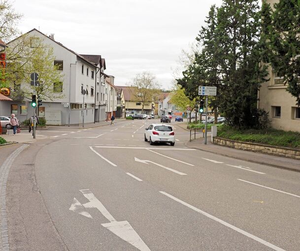 Die Linksabbiegespur hinten im Bild in Richtung Grabenstraße würde bei einer Lösung mit einem Mini-Kreisel entfallen.