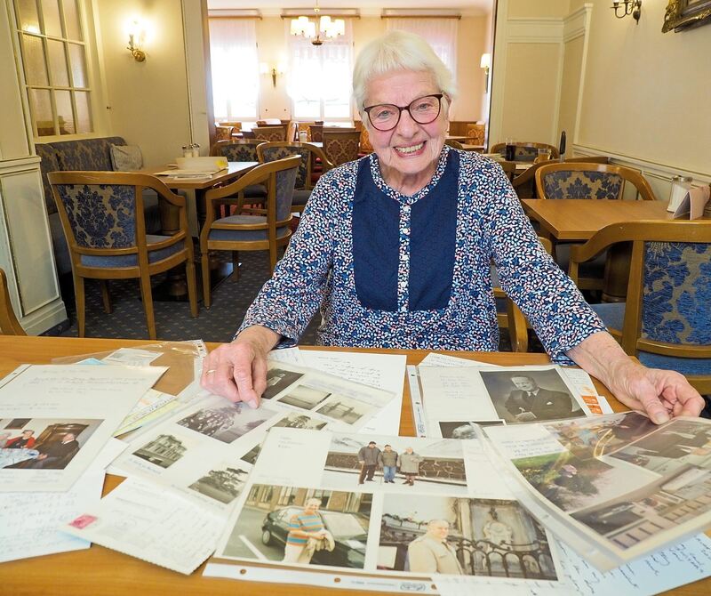 Adelheid Paret mit Fotos, Briefen und anderen Erinnerungen an die 75-jährige Freundschaft.