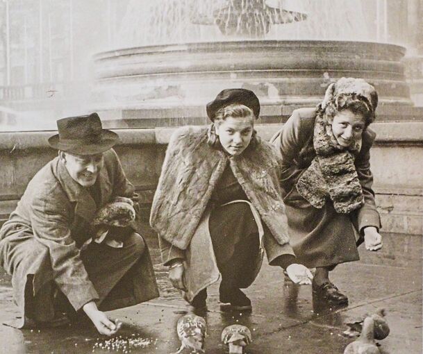 Valerie Munro (rechts) und Adelheid Paret (Mitte) mit Valeries Vater 1949 beim Taubenfüttern auf dem Trafalgar Square.
