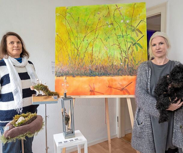 Karen Bayer (links) und Tanja Selten in der Ausstellung.