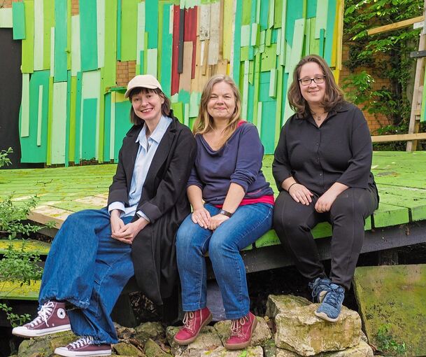 Das neue Leitungsduo Christine Hofer und Susanne Schmidt mit Regisseurin Linda Bockmeyer (von links).