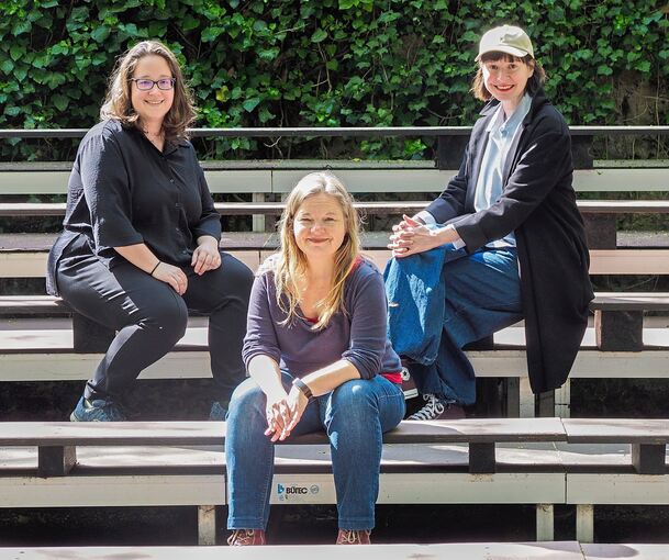 Das neue Leitungsduo Christine Hofer und Susanne Schmidt mit Regisseurin Linda Bockmeyer (von rechts).