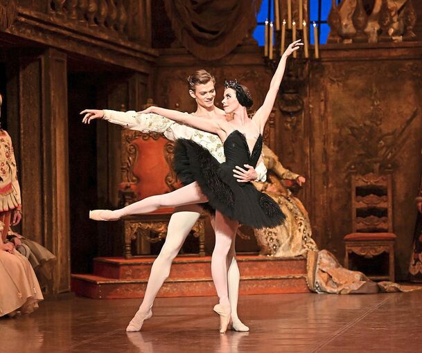 Elisa Badenes und Henrik Erikson in „Schwanensee“.