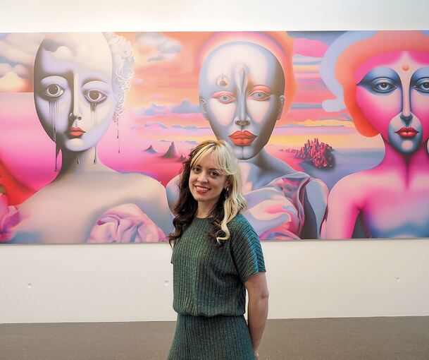 Surreale Figuren in der Wüstenlandschaft: Ellie Pritts in ihrer Ausstellung „Calderúnicae“ vor dem gleichnamigen Werk.