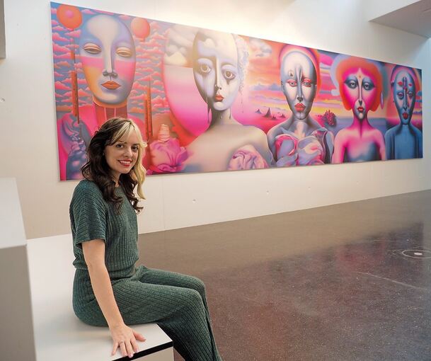 Surreale Figuren in der Wüstenlandschaft: Ellie Pritts in ihrer Ausstellung „Calderúnicae“ vor dem gleichnamigen Werk.