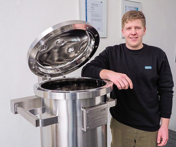„Die Arbeit mit Stahl hat mir schon immer gefallen“: Jonathan Würth an einem Sterilwasserbehälter für die Pharmaindustrie im Foyer des Freiberger Unternehmens Raff &Grund.