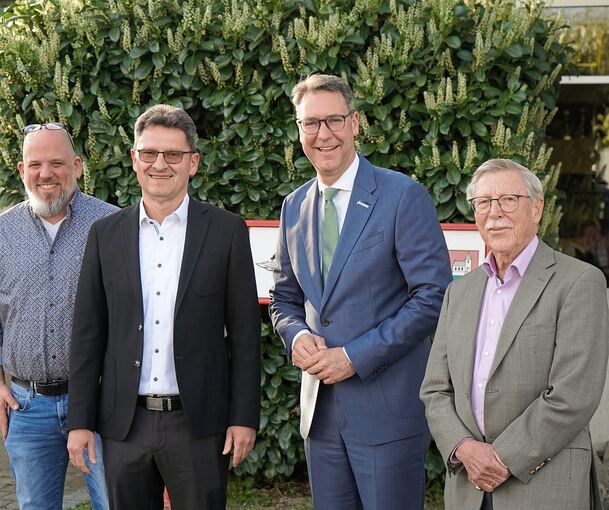 Frank Hornek (dunkler Anzug) ist seit 30 Jahren Bürgermeister in Kirchberg. Dazu gratulierten die Gemeinderäte Christoph Berroth (links) und Reinhard Enge (rechts) sowie Richard Sigel, Landrat des Rems-Murr-Kreises.