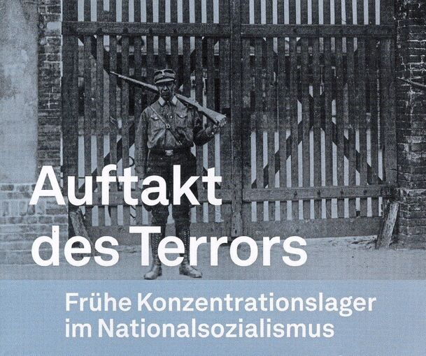 An elf Stationen wird bei der Ausstellung „Auftakt des Terrors“ informiert.