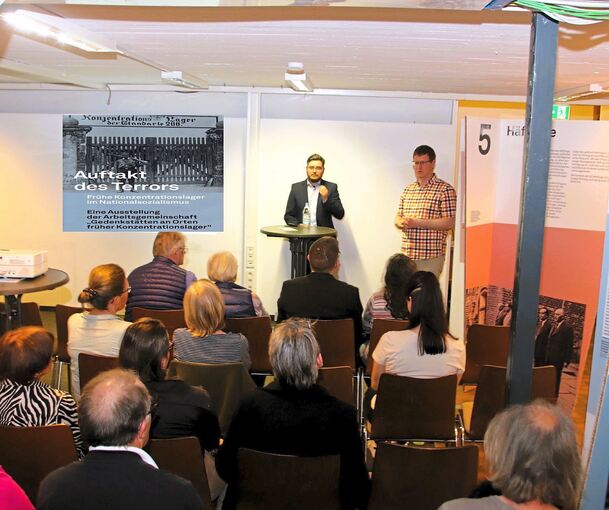 Eröffnung der Ausstellung „Auftakt des Terrors“ in der ehemaligen Buchhandlung Kern in Vaihingen. Joseph Naßl vom Dokumentationszentrum Oberer Kuhberg Ulm (DZOK) führte ein. Hier mit Felix Köhler vom Vaihinger KZ-Gedenkstättenverein (rechts).