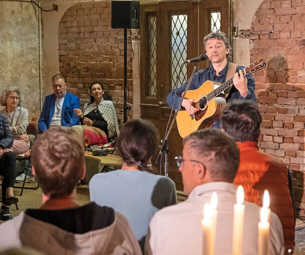 Mike Janipka möchte die Menschen mit seiner Musik beflügeln und ihnen Freude bereiten.