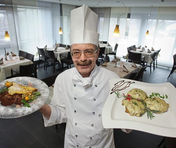 Das Foto zeigt Eberhard Lenz kurz vor dem Ruhestand in seinem Element – als Koch der Bürgerschenke. Foto: Holm Wolschendorf