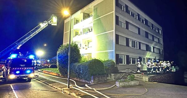 Die Feuerwehr rückte in der Nacht zu dem Mehrfamilienhaus im Osten Ludwigsburgs aus.