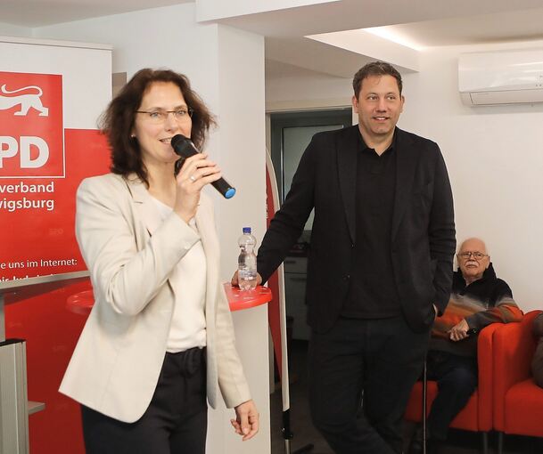 Baubürgermeisterin Andrea Schwarz, auf Platz 2 der SPD-Kandidatenliste für die Regionalwahl, heißt ihren Berliner SPD-Kollegen Lars Klingbeil willkommen.