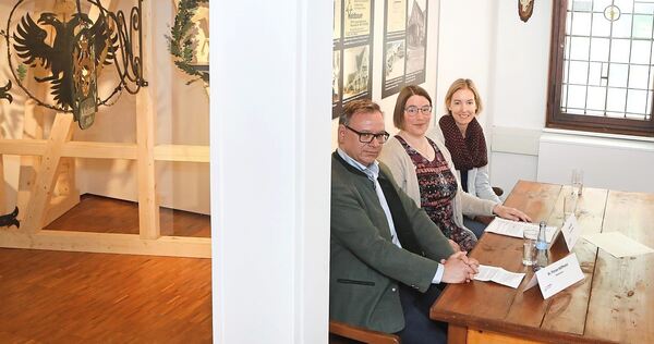 Mitten im Wirtshausleben (von links): Stadtarchivar Florian Hoffmann, Museumsleitern Petra Härtl und Kulturamtsleiterin Inka Jessen.