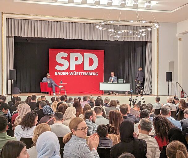 Nicht alltägliche Wahlveranstaltung: SPD-Parteichef Lars Klingbeil (links) im Gespräch mit türkischstämmigen Menschen. Rechts der Ludwigsburger Abgeordneten Macit Karaahmetoglu.