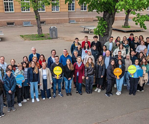 Teilnehmerinnen und Teilnehmer bei der Prämienveranstaltung des Projekts Energiesparmodelle an Schulen