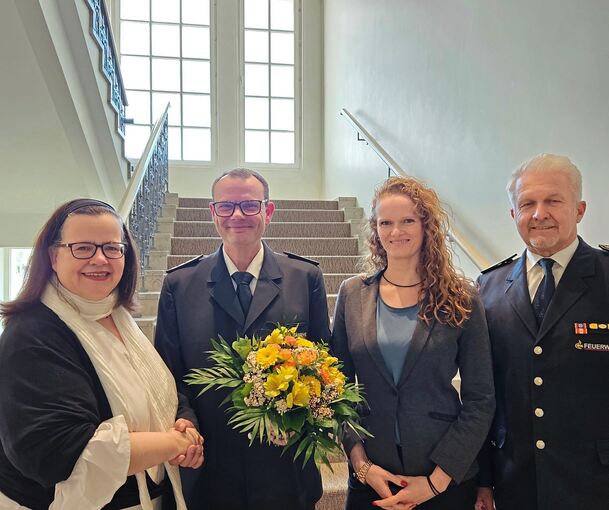 Erste Bürgermeisterin Renate Schmetz, künftiger Kommandant Jochen Reuschle, Leiterin des Fachbereichs Feuerwehr und Bevölkerungsschutz Niki Nadine Lang und amtierender Kommandant Hans-Peter Peifer (von links)