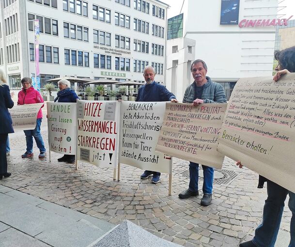 Protest der „Benzäcker“-Gegner vor der Liederhalle.
